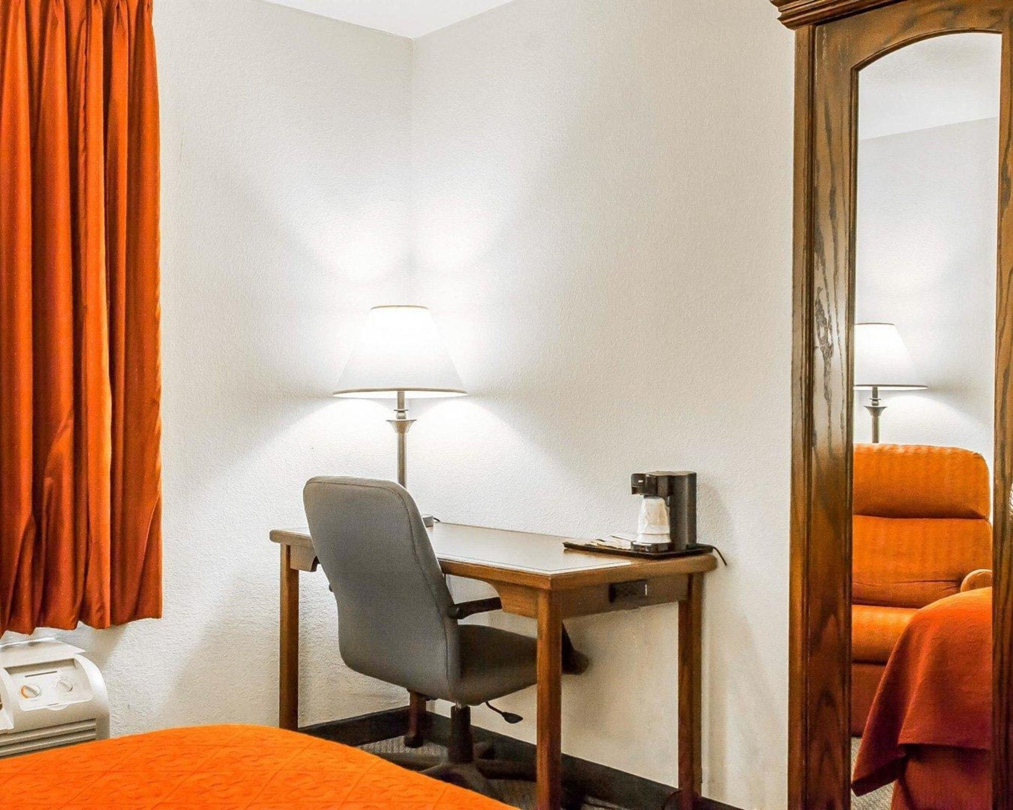 Quality Inn & Suites North Springfield Exteriör bild