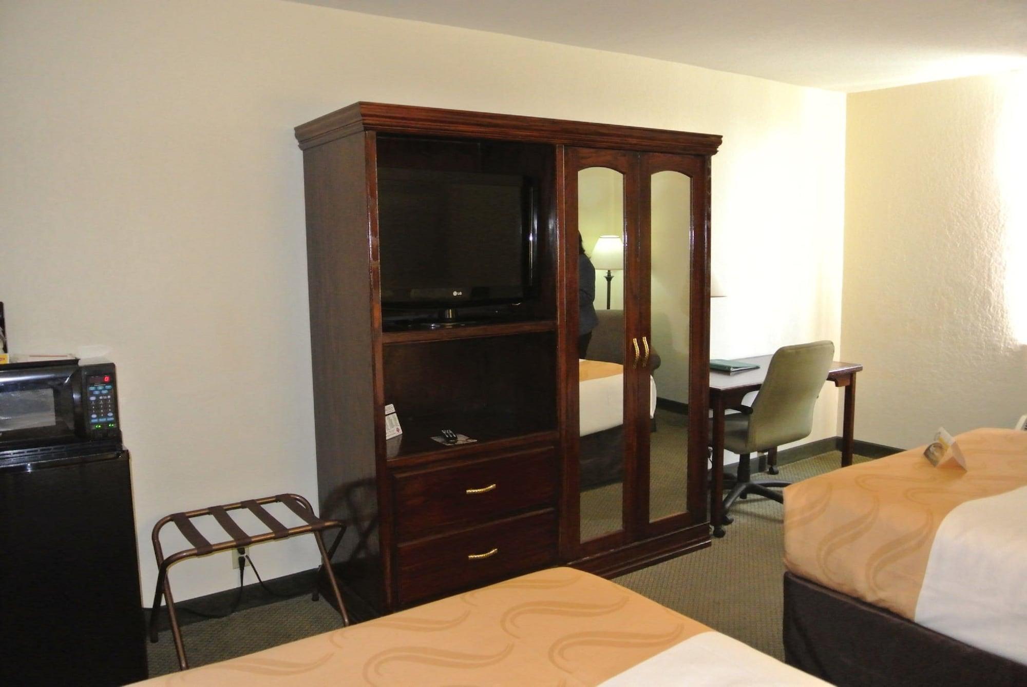 Quality Inn & Suites North Springfield Exteriör bild