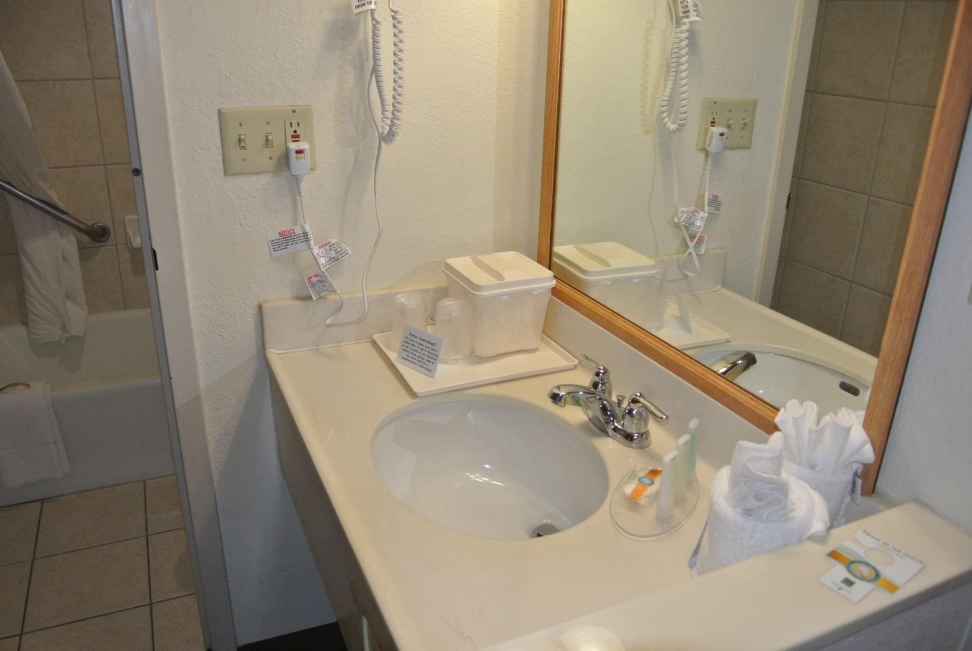 Quality Inn & Suites North Springfield Exteriör bild