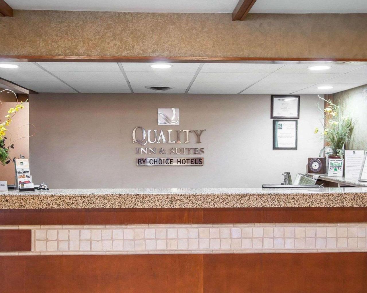 Quality Inn & Suites North Springfield Exteriör bild