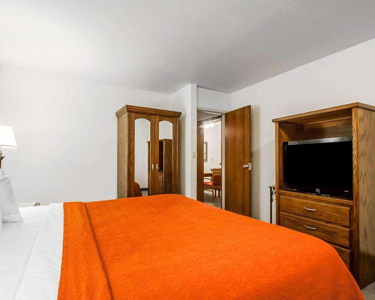 Quality Inn & Suites North Springfield Exteriör bild