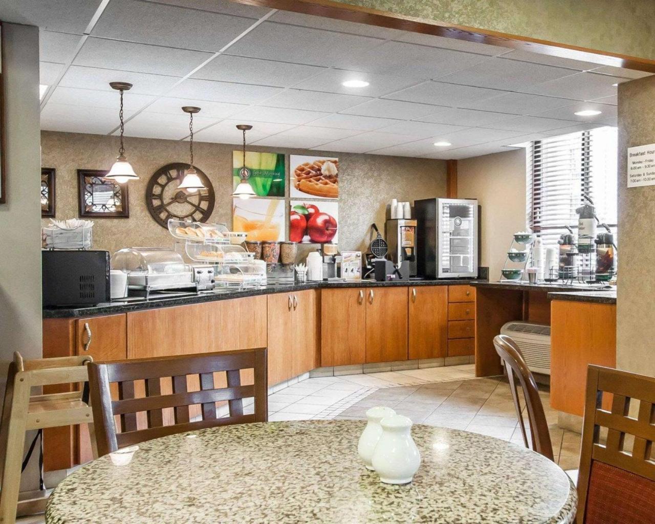 Quality Inn & Suites North Springfield Exteriör bild