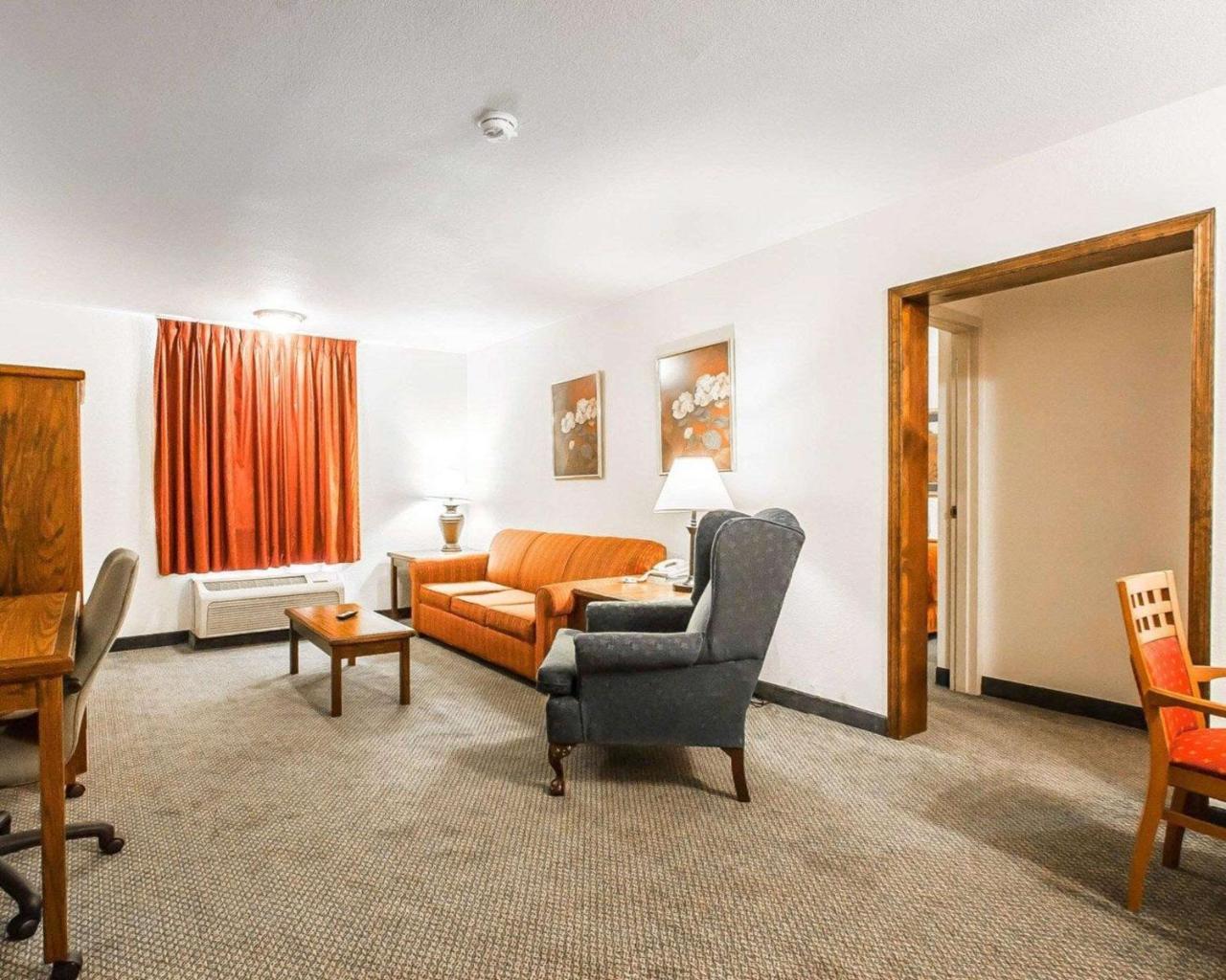 Quality Inn & Suites North Springfield Exteriör bild