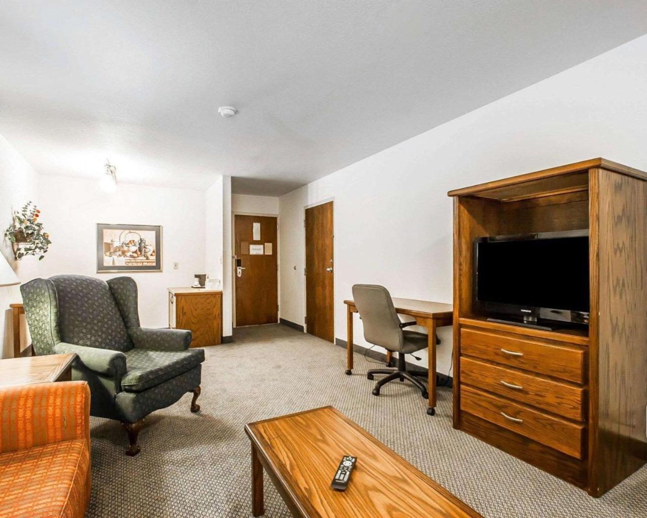 Quality Inn & Suites North Springfield Exteriör bild