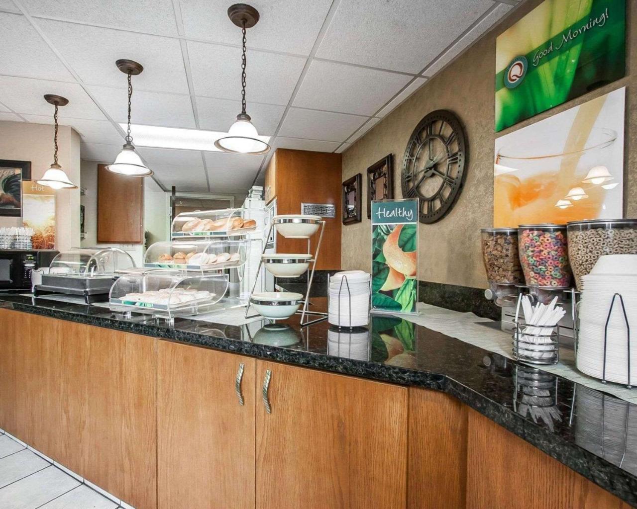 Quality Inn & Suites North Springfield Exteriör bild