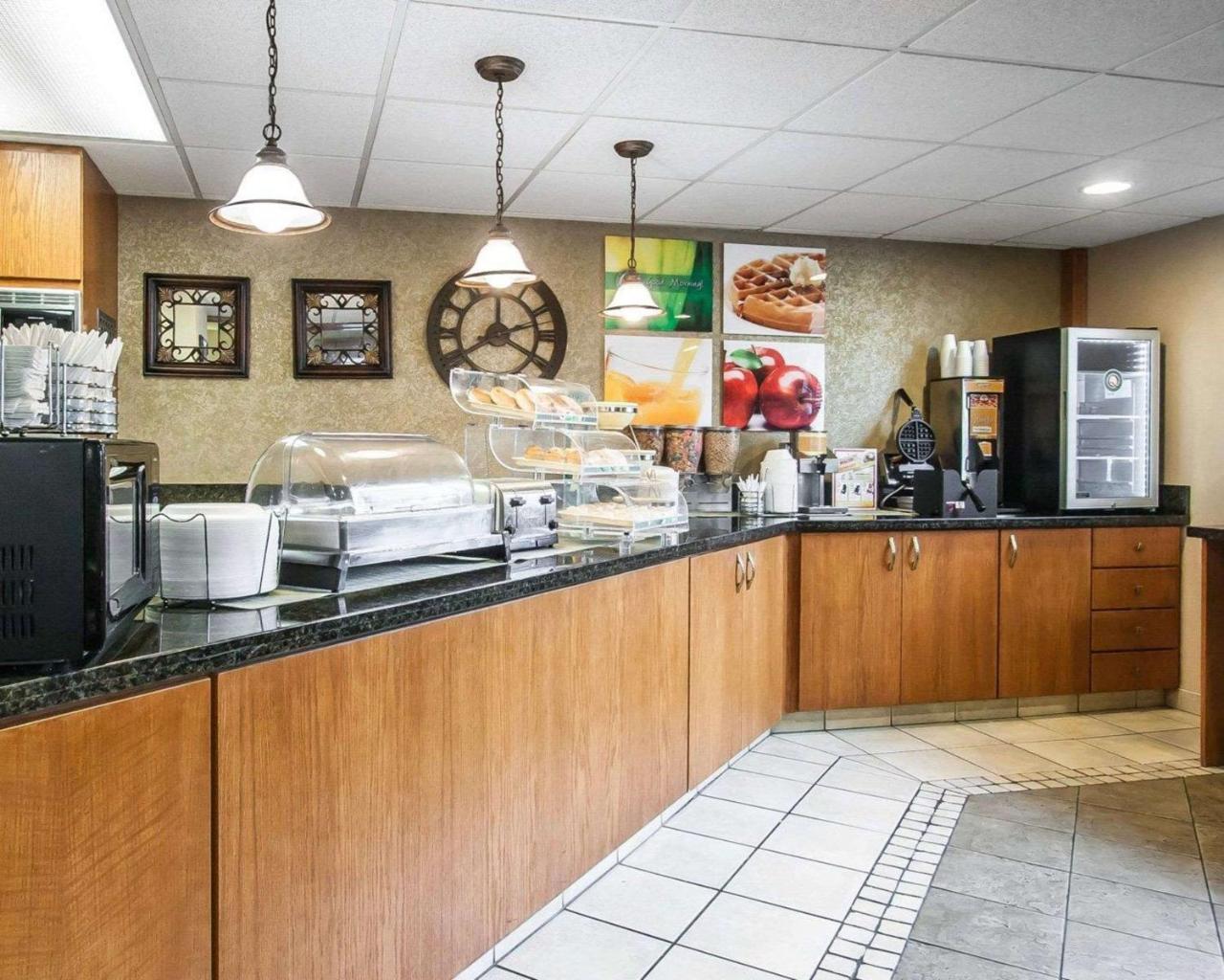 Quality Inn & Suites North Springfield Exteriör bild