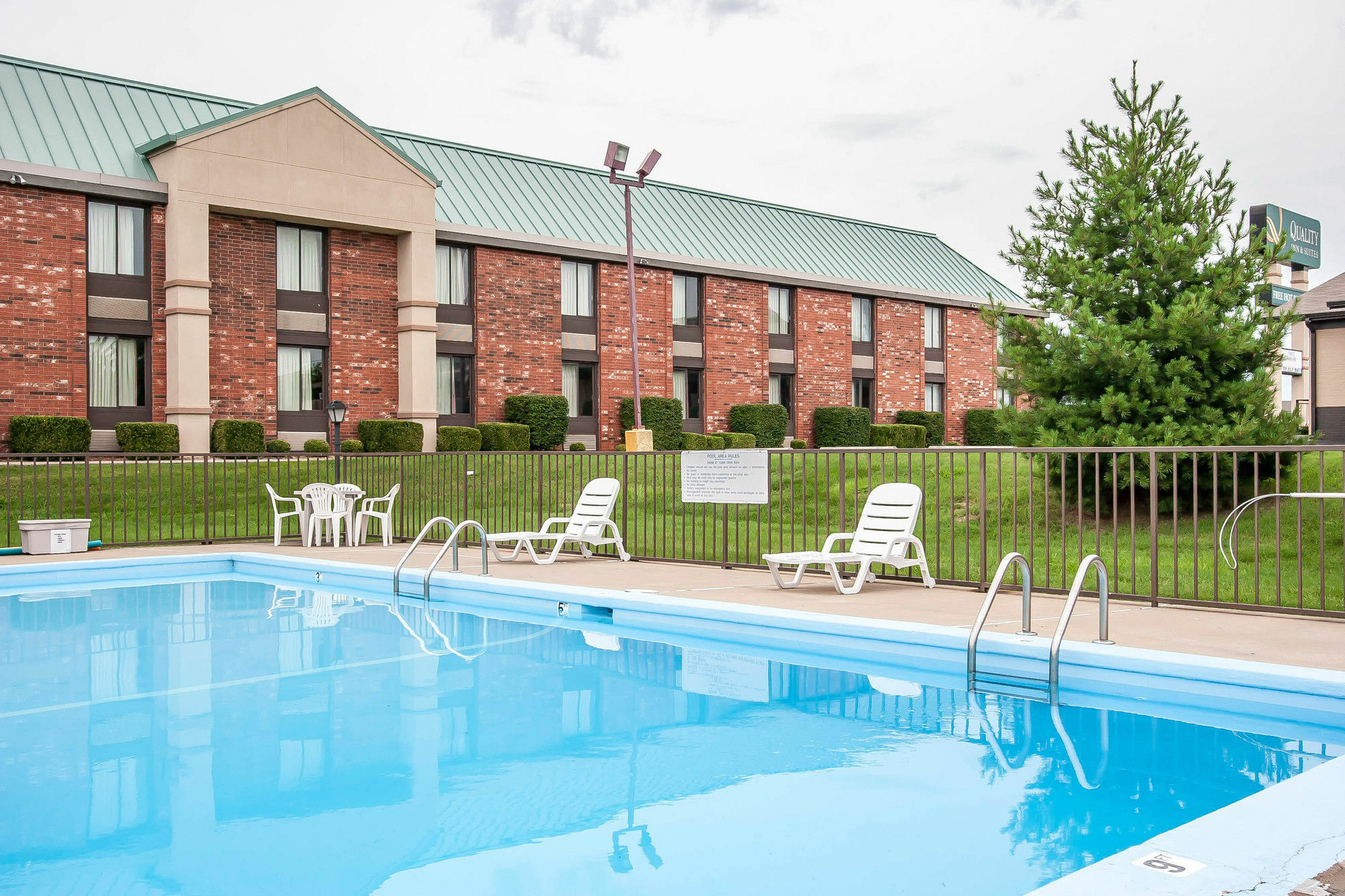 Quality Inn & Suites North Springfield Exteriör bild